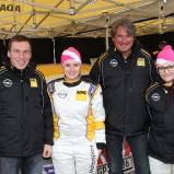 Jörg Schrott (Opel, li) und ADAC Sportpräsident Hermann Tomczyk besuchen Melanie Schulz (li) und Co-Pilotin Anke Gläser